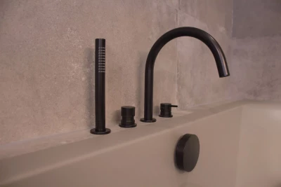Waterevolution Flow 4-Loch-Badewannenarmatur für die Wandmontage Schwarz T138PR