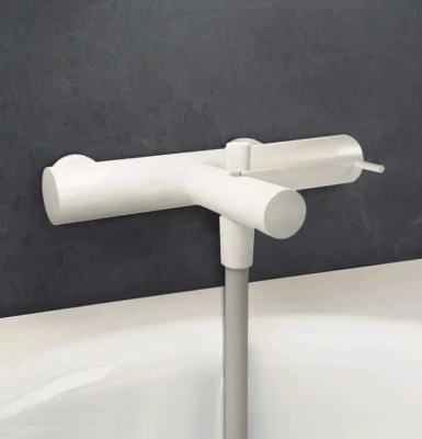 Waterevolution Flow Wannenbatterie mit Handbrausegarnitur, Mattweiß T130BR