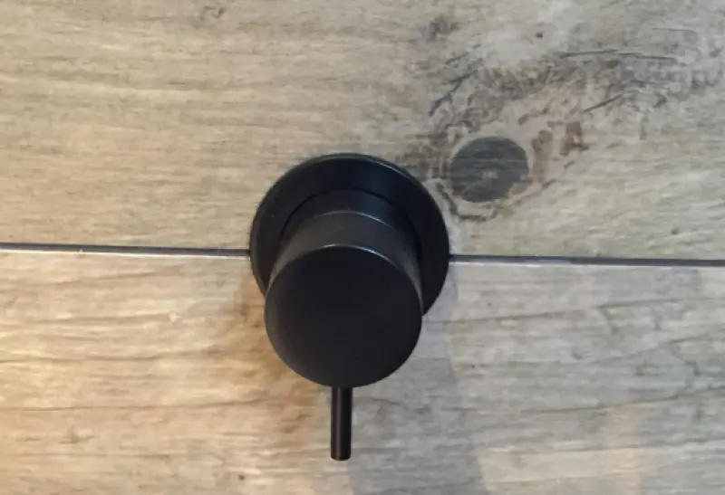 Waterevolution Flow Unterputz 2-Wege-Umsteller mattschwarz mit runder Rosette T1482SPR