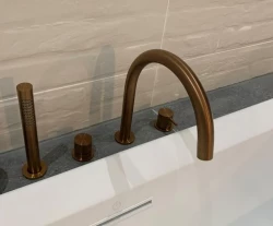 Waterevolution Flow 4-Loch-Wannenbatterie für Wannenrandmontage PVD gebürstetes Kupfer T138CPE