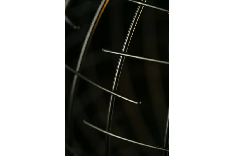 Decor Viela schwarz-goldene Draht-Pendelleuchte aus Metall, Kugelform, Durchmesser 35 cm 6996