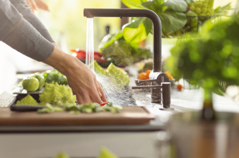 Franke Active Twist Einhebelmischer Schwarz mit Ausziehbarem Auslauf und Integrierter Ablaufsteuerung 115.0669.769