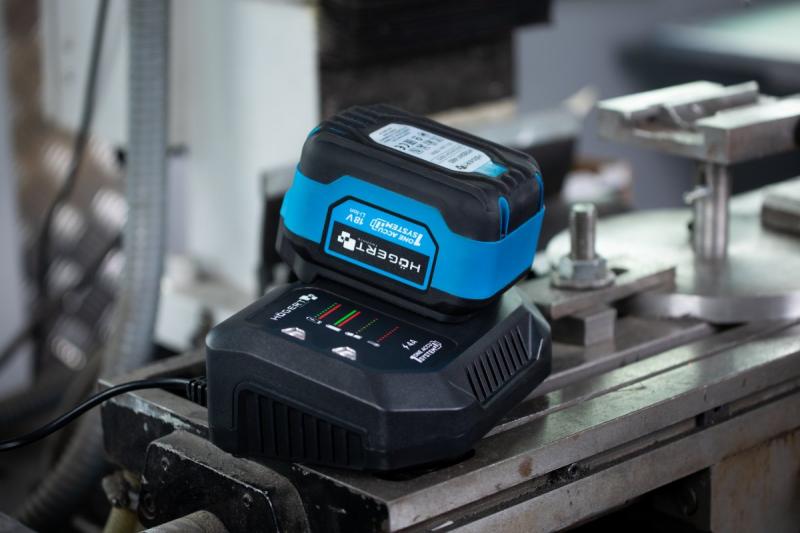 HÖGERT-Schnellladegerät für Akku 6A 18V