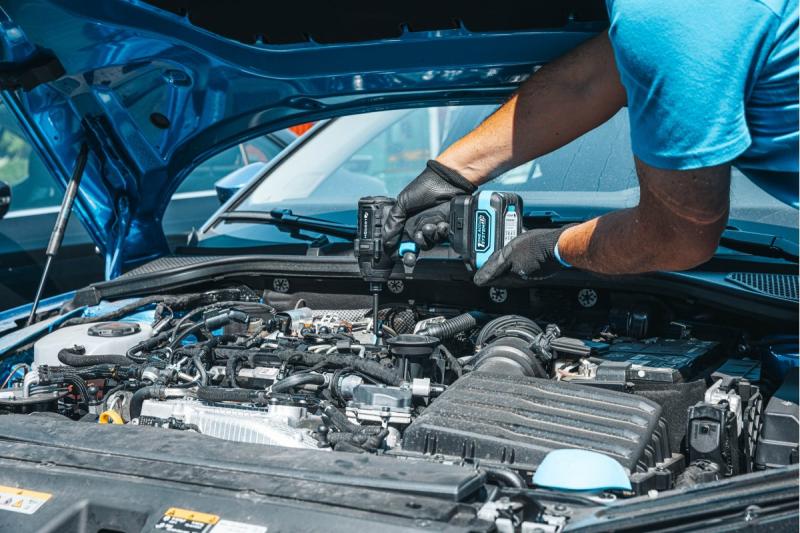 HÖGERT Brushless Akku-Bügeleisen 18V, Set mit Akku, Ladegerät und Zubehör