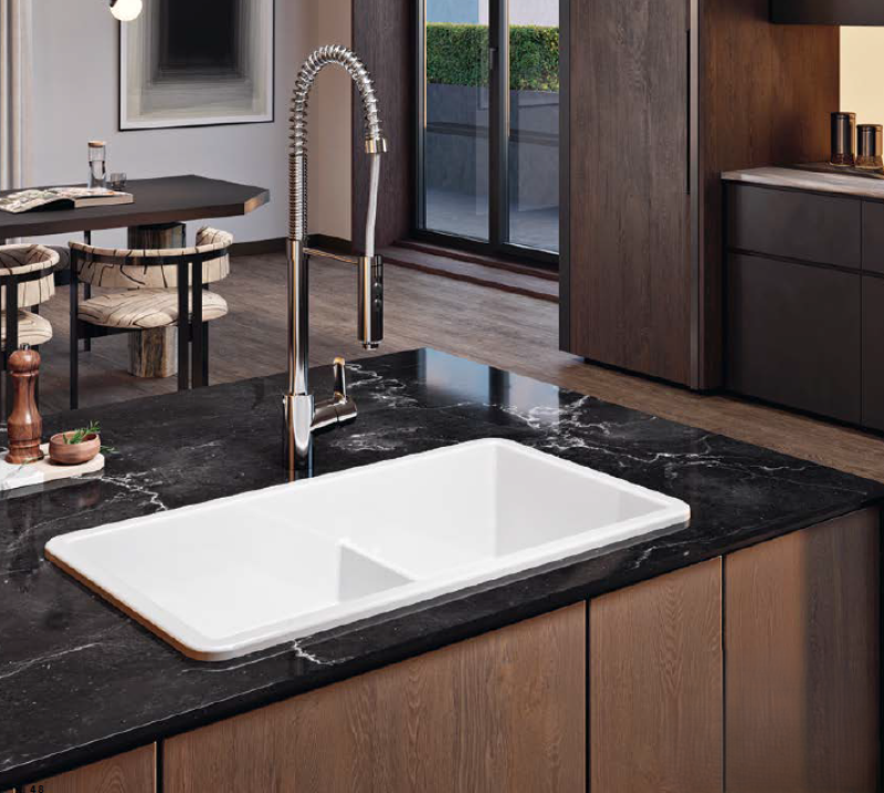 Ausmann Ceramic Ember Keramische Weiß Anderthalb Einbauspüle Aufbau und Unterbau 733 x 401 mm mit schwarzen Steckern 1208971521