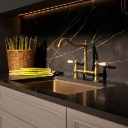 Aquanello Heritage Manor Klassische Küche – Nostalgische Brückenarmatur in Bronze mit weißem Hebel BN-0010-HM