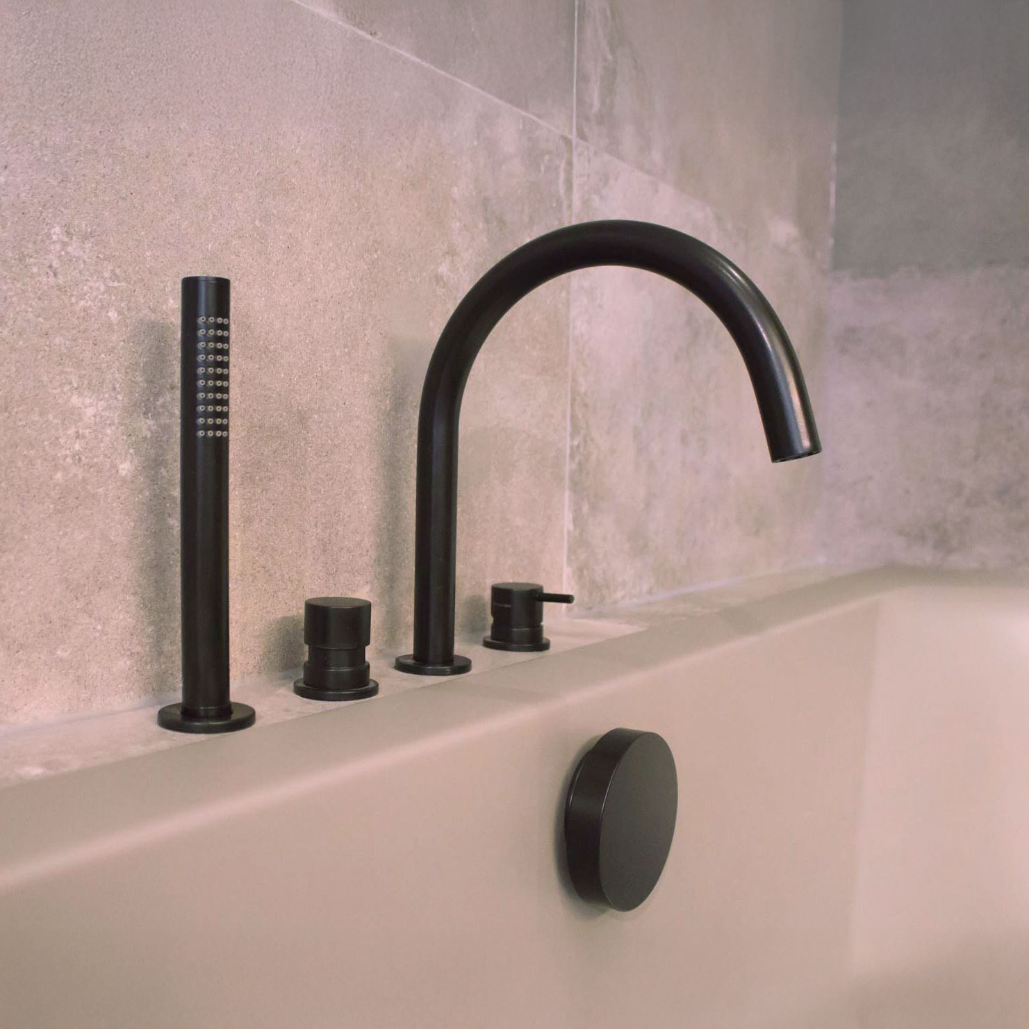Schwarze Küchenarmatur, schwarze Badewannenarmatur, schwarze Duscharmatur und schwarze Waschtischarmatur von Waterevolution